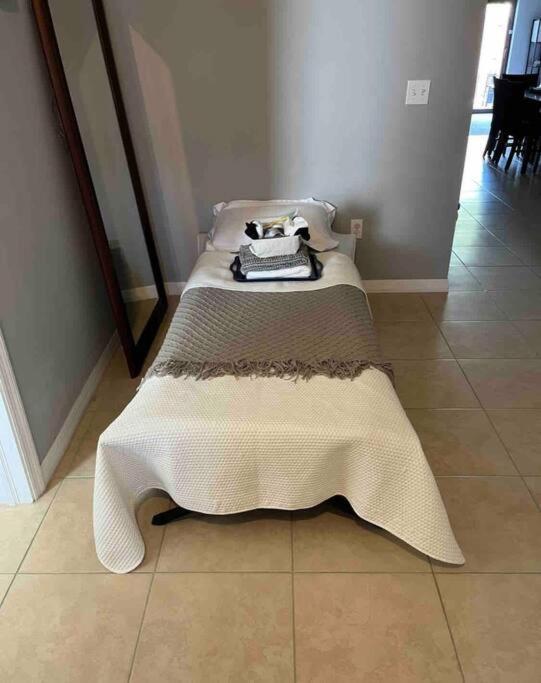 Debbie'S 3-Bedroom Apartment In A Duplex كيب كورال المظهر الخارجي الصورة