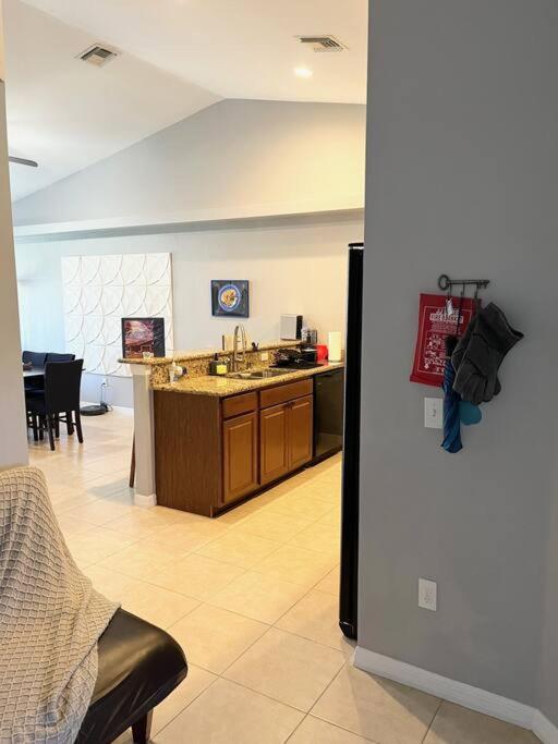 Debbie'S 3-Bedroom Apartment In A Duplex كيب كورال المظهر الخارجي الصورة